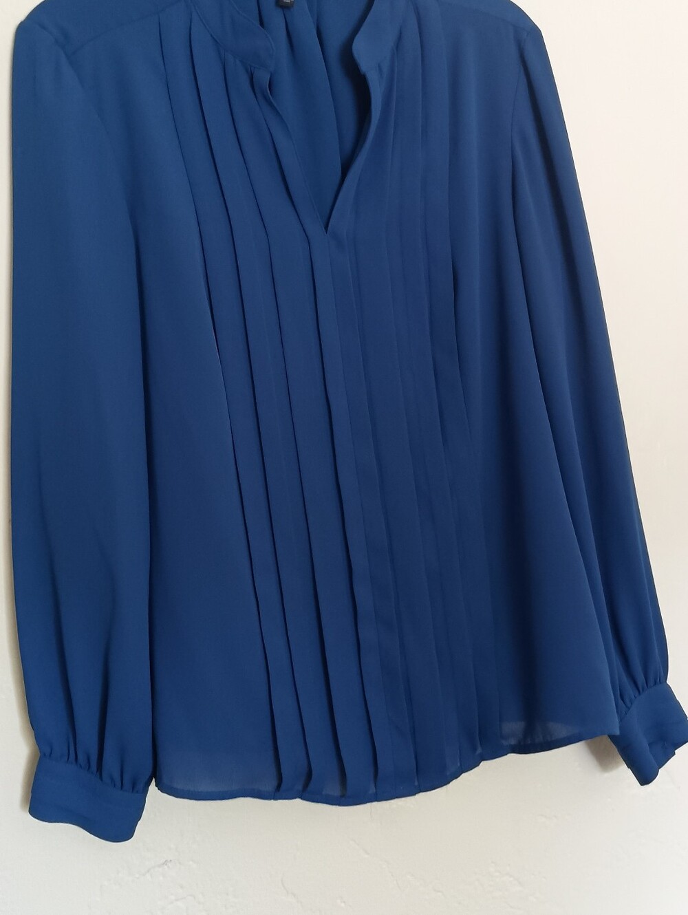 White House Black Market Blue Pleated V-Neck Women's Blouse Size 6